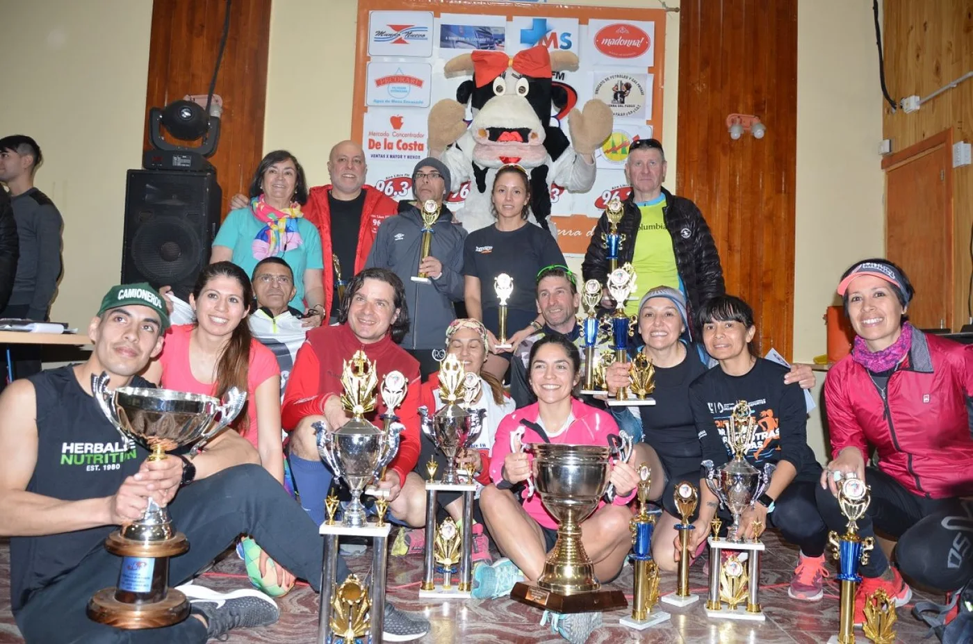 Los ganadores posaron para Del Fuego Noticias junto a los organizadores de la Prueba Atlética FM Aire Libre.