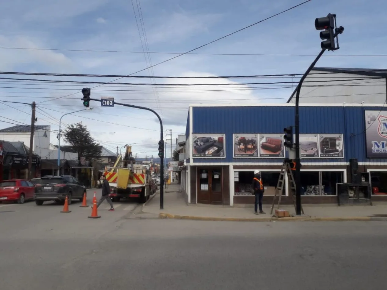 Continúa el trabajo de recambio de la red de semáforos