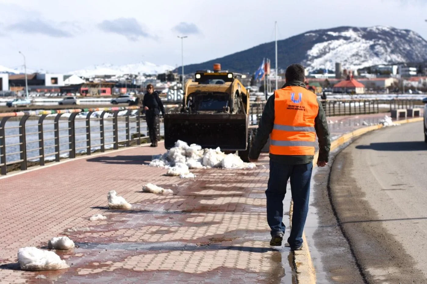 El municipio de Ushuaia continúa con el despeje y limpieza del espacio público