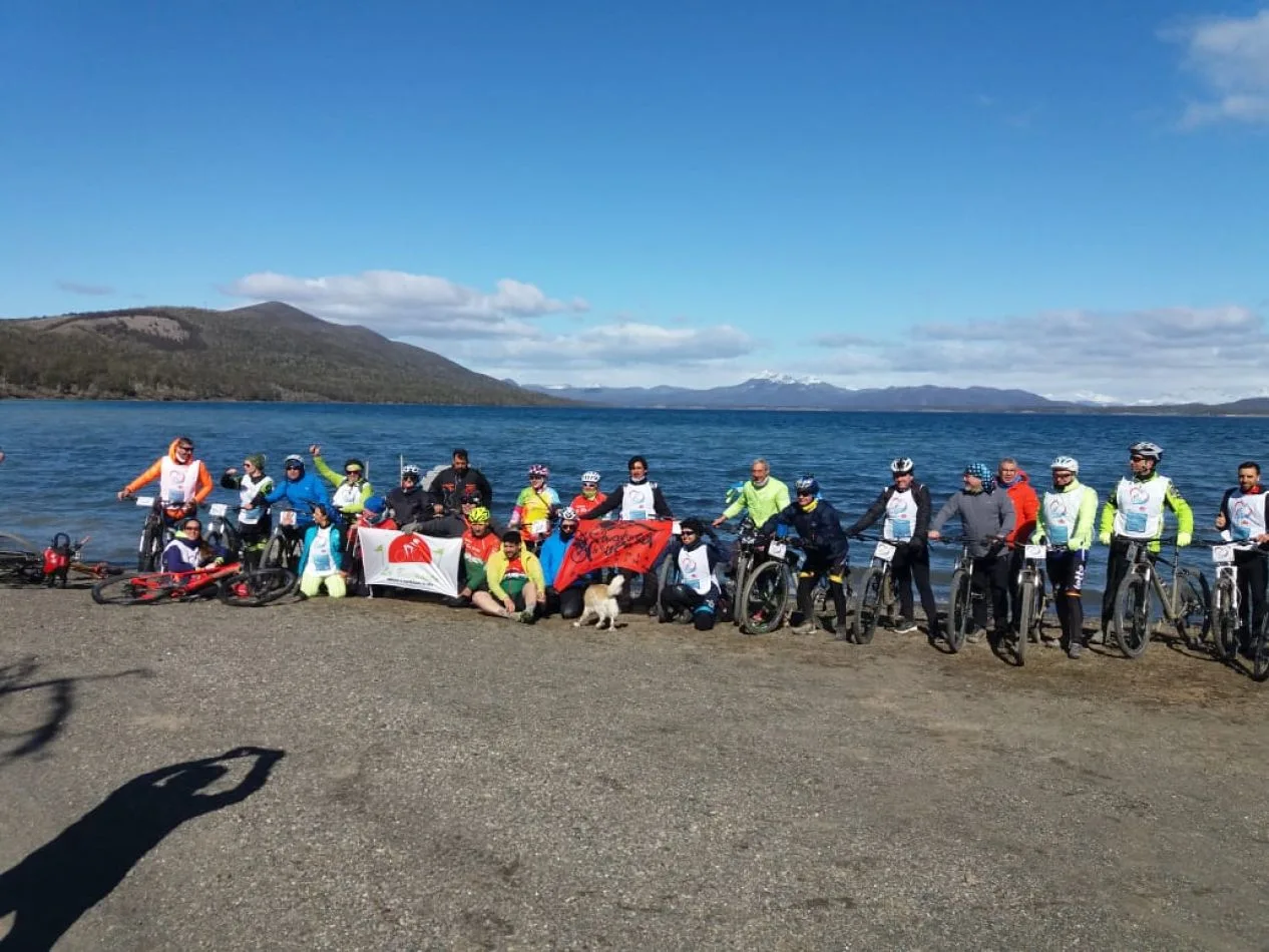 Algunos de los participantes de la Bicicletada por la Vida, posaron para Del Fuego Noticias.