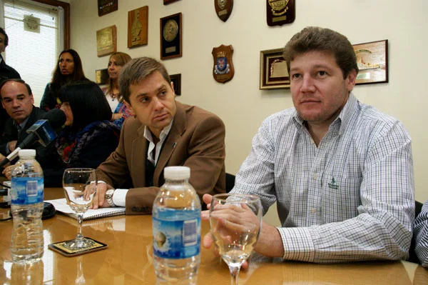 Federico Sciurano y Gustavo Melella, antes de comenzar la conferencia de prensa.