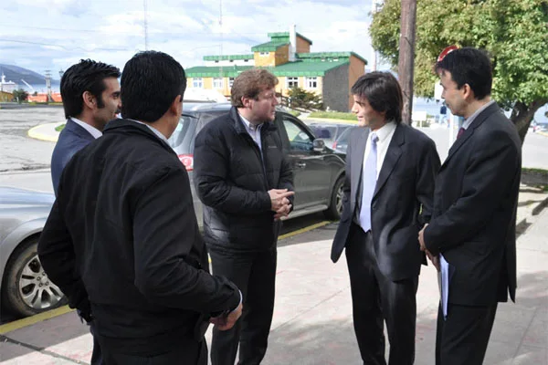 Gustavo Melella y sus colaboradores, antes de realizar la presentación judicial.