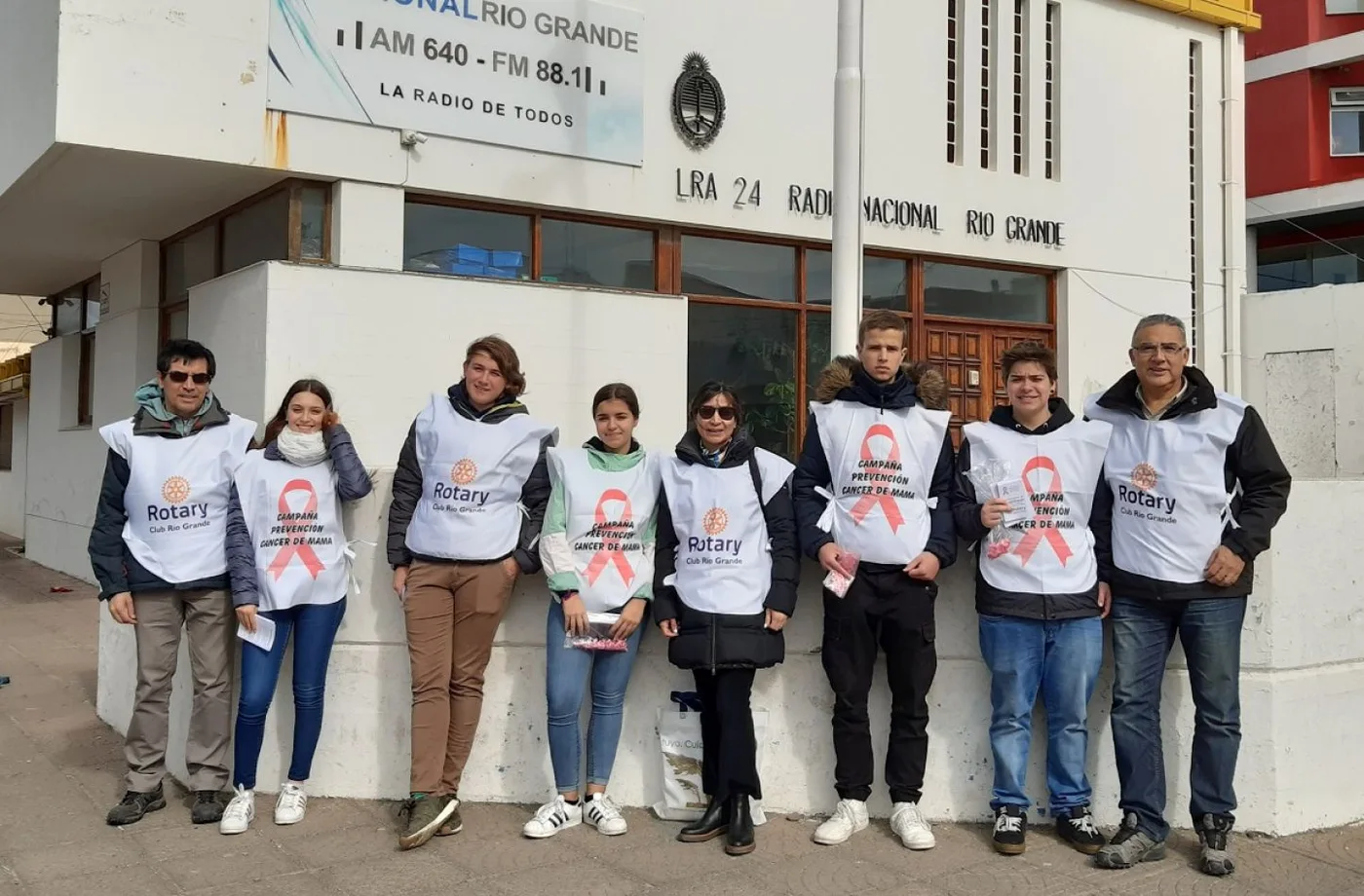 Jóvenes realizaron campaña de prevención del cáncer de mama