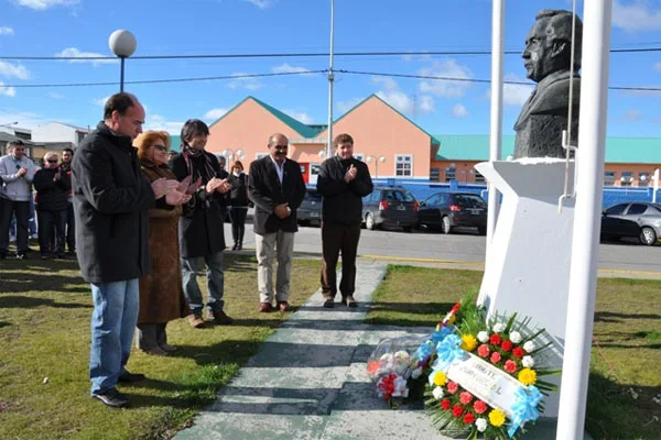 Autoridades partidarias, al momento de presentar la ofrenda floral.