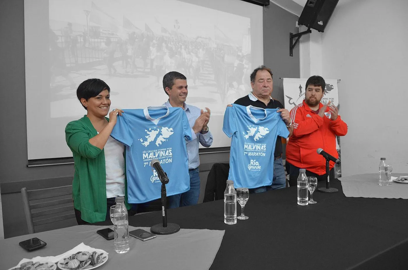 Presentaron la nueva remera de la 7ma. edición del maratón "Río Grande corre por Malvinas".