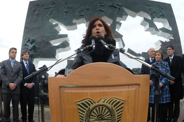 Habla Cristina Fernández; la flanquean Federico Sciurano, Amado Boudou y Fabiana Ríos.