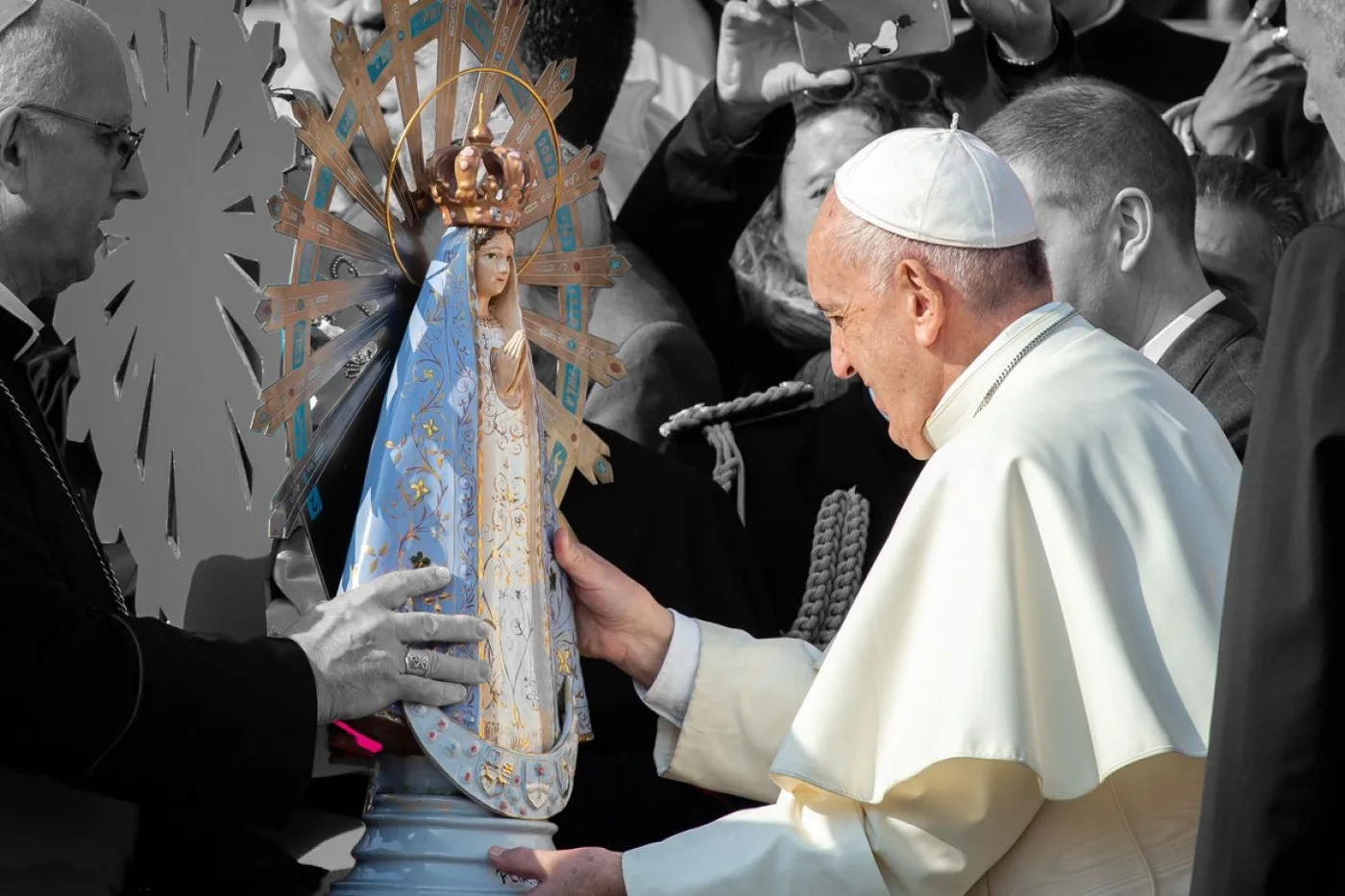 El Papa bendijo la imágen de la Virgen de Lujan.