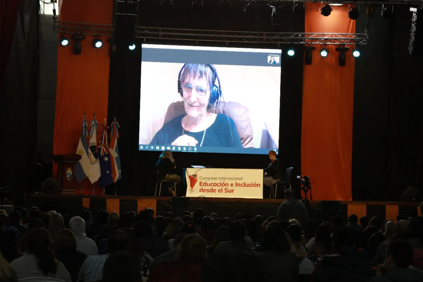 La sociologa australiana Raewyn Connell disertó por videoconferencia