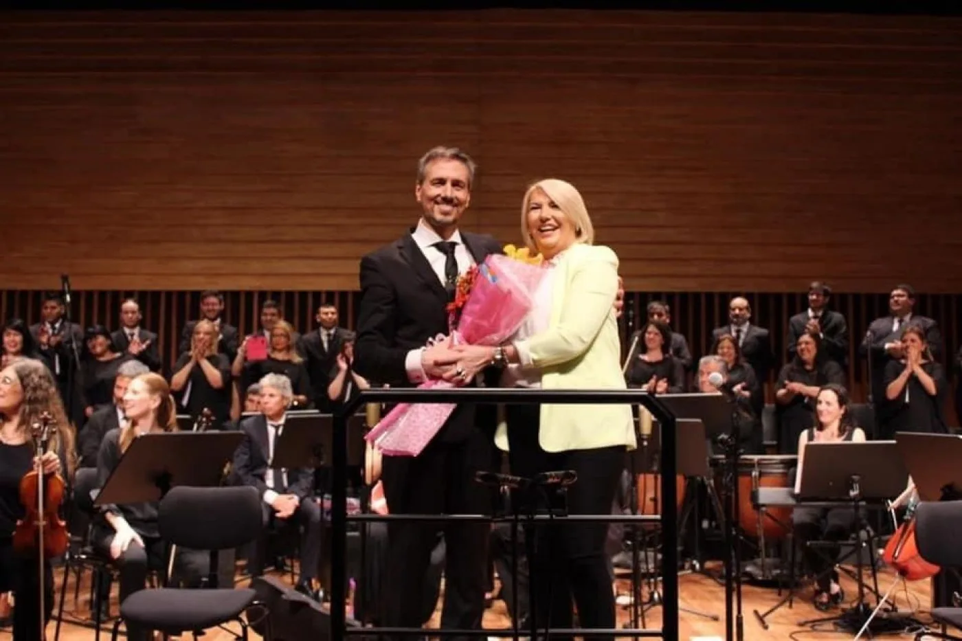 Bertone asistió a la presentación del Coro del Fin del Mundo