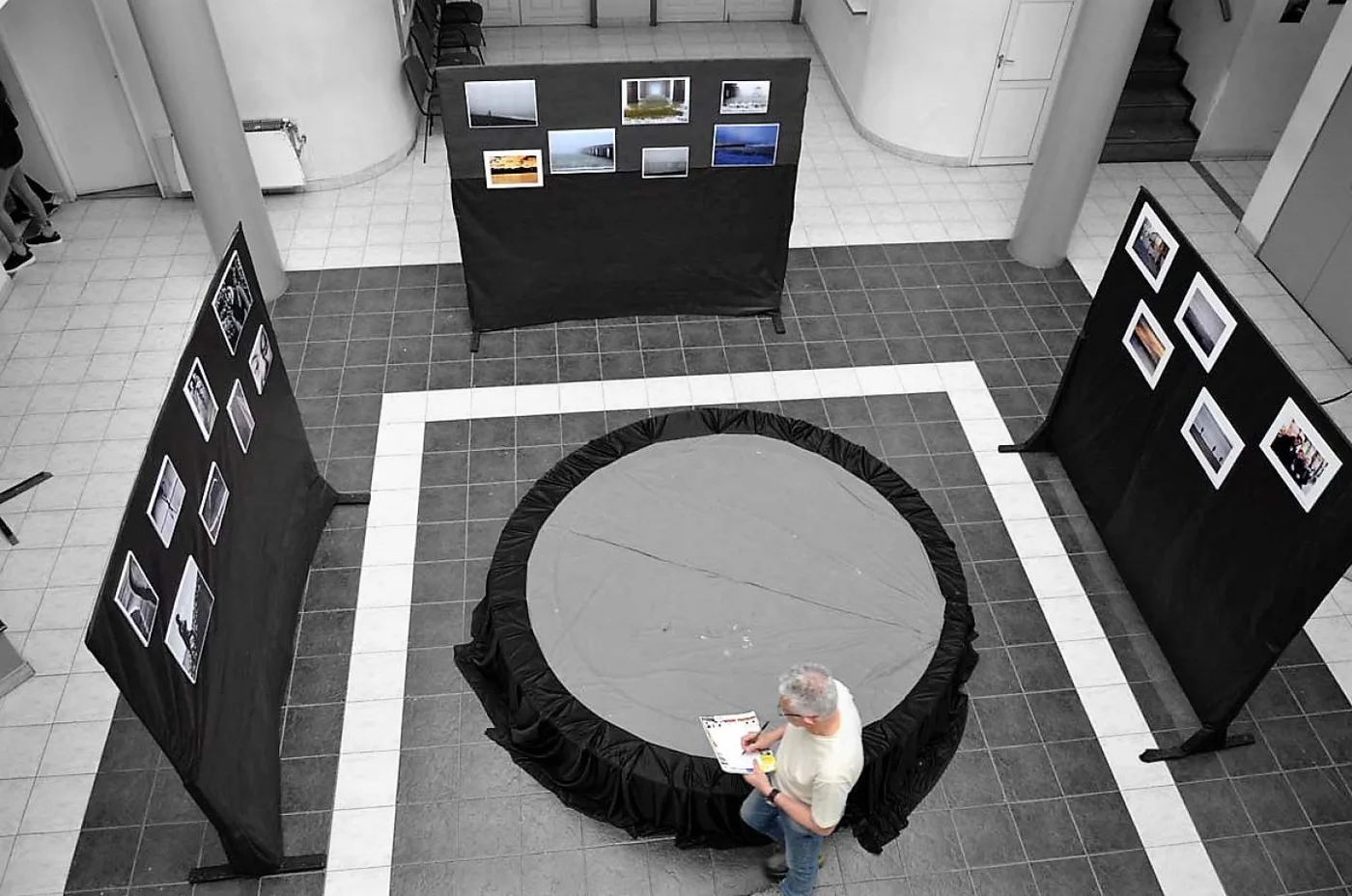 Alfio Baldovín recorre la muestra que se exhibe en el Centro Cultural Alem.