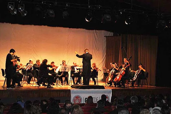 La Orquesta Municipal de Cámara de Rosario, en pleno concierto.