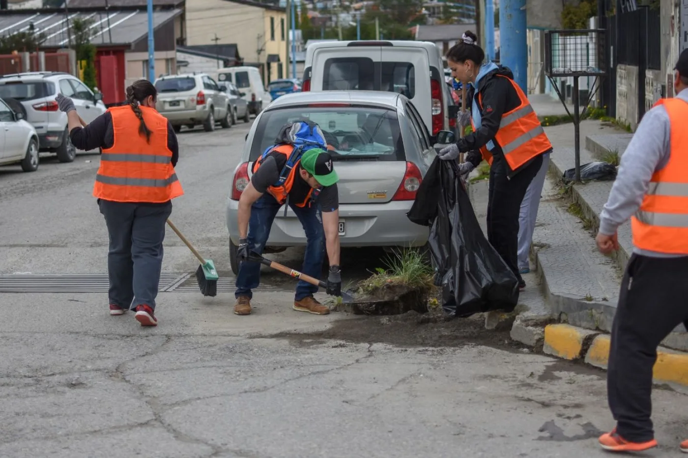 Jornada de limpieza en la calle Perón