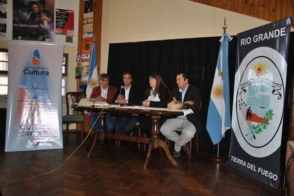 Funcionarios municipales y provinciales, durante la conferencia de prensa.