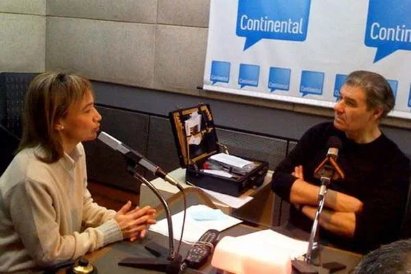Ríos en pleno diálogo con el periodista Víctor Hugo Morales.