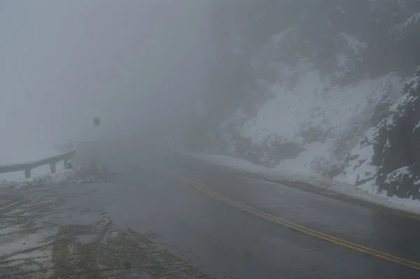 El Paso Garibaldi, cerca del mediodía, complicado por la niebla y la nieve.