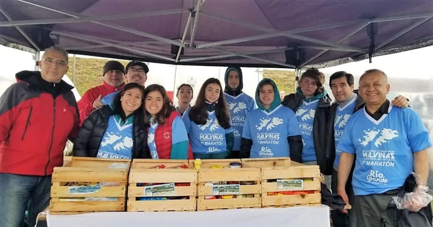 El equipo del Rotary Club en el stand donde se recolectaron alimentos no perecederos.