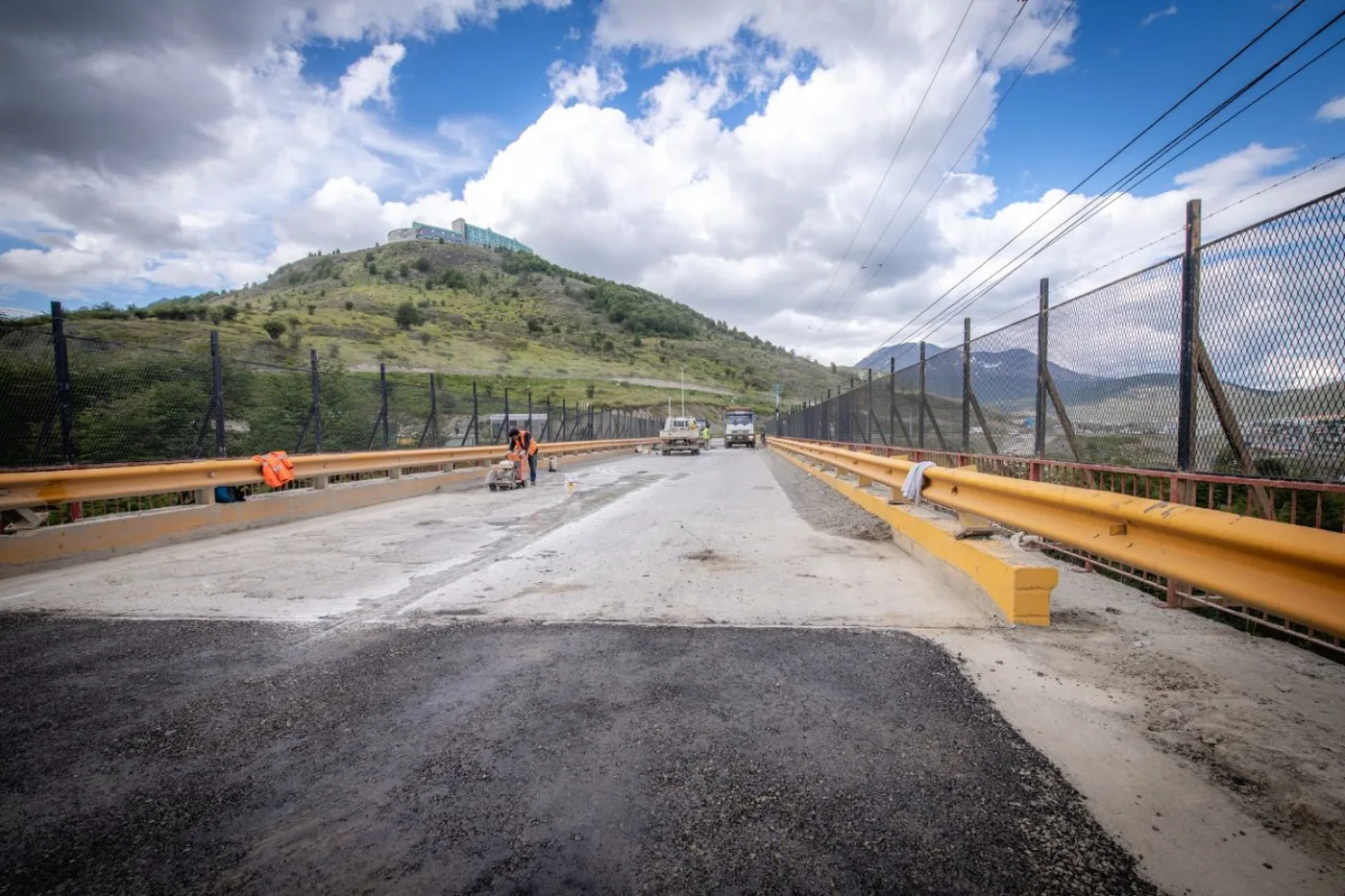 Trabajos de bacheo y repavimentación sobre el puente amarillo