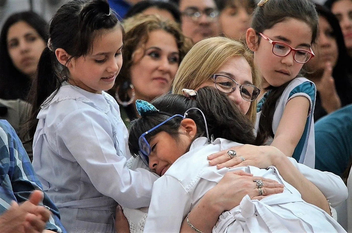 Alumnas lloran por la despedida de la directora Nancy Fernández.