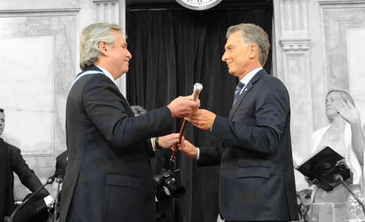 Fernández y el abrazo con Mauricio Macri, durante el traspaso de mando. (Juan Manuel Foglia)