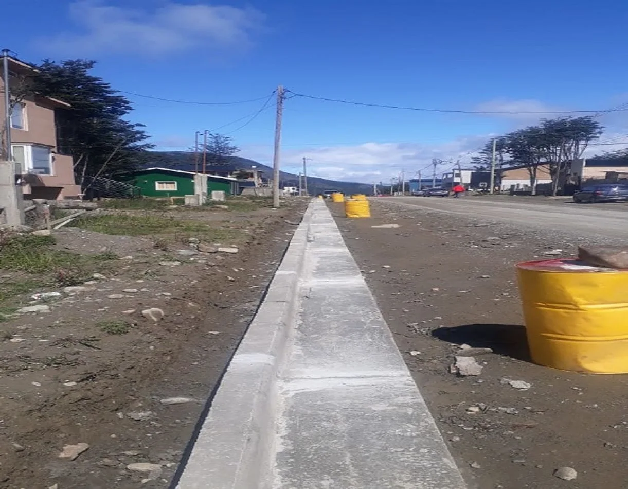 Siguen las obras sobre la calle Tucumán en Alakalufes II