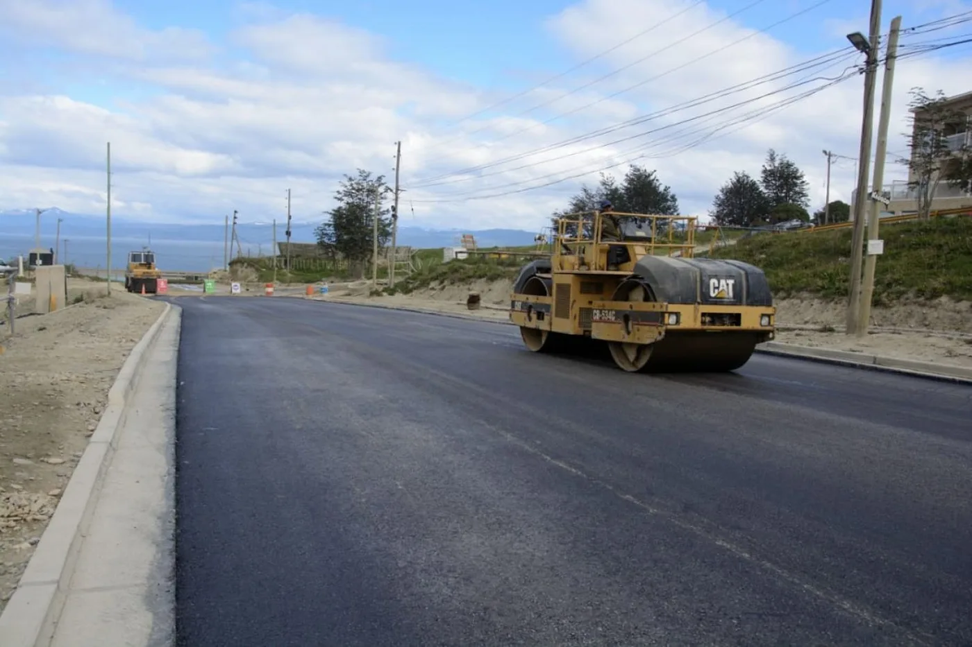 Ya pavimentan el ingreso al B° Andorra