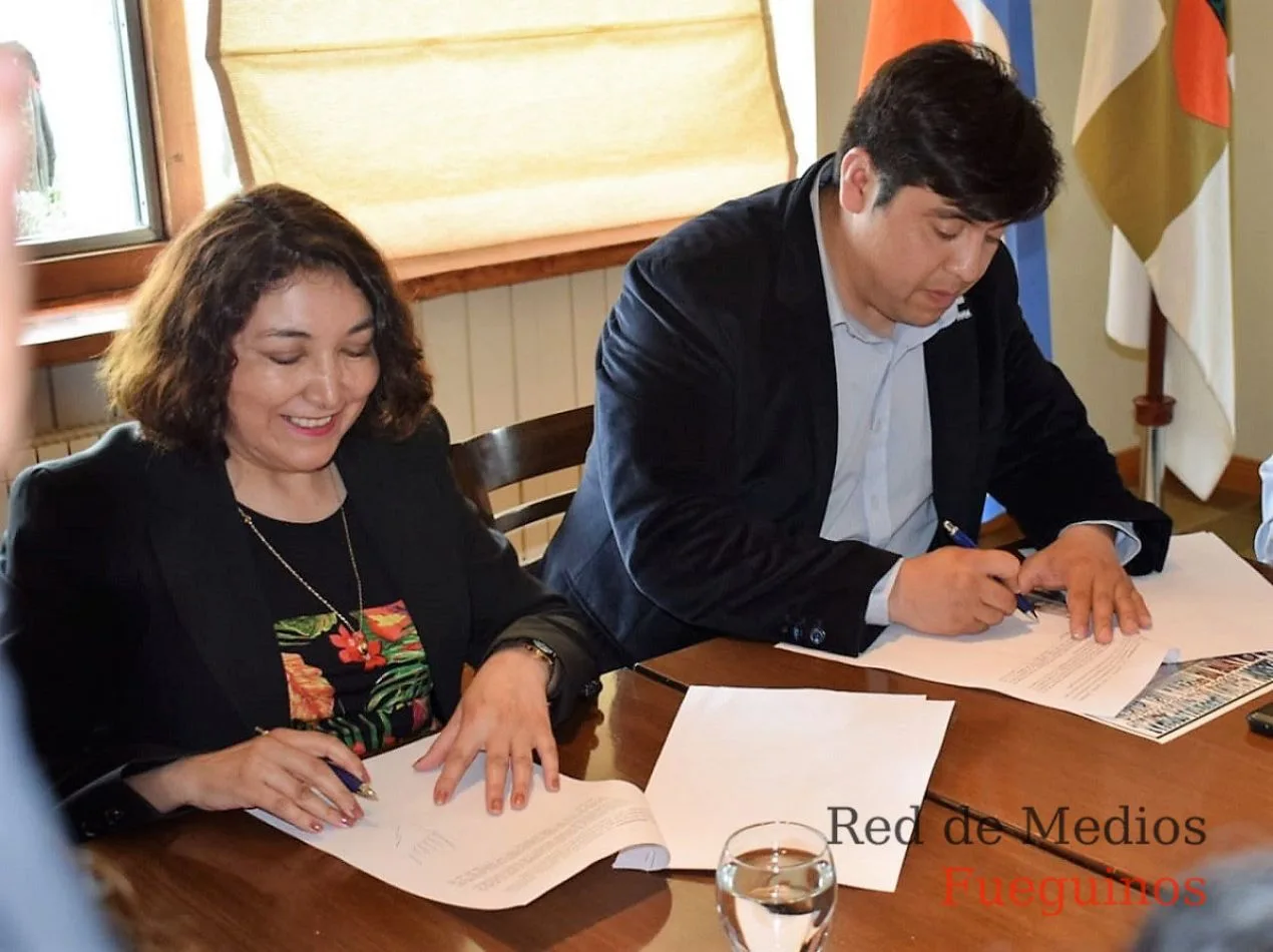 Marisol Andrade y Daniel Harrington en la firma del convenio.