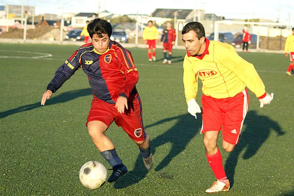 Joaquín Argüelles supera la marca de un rival de Victoria.