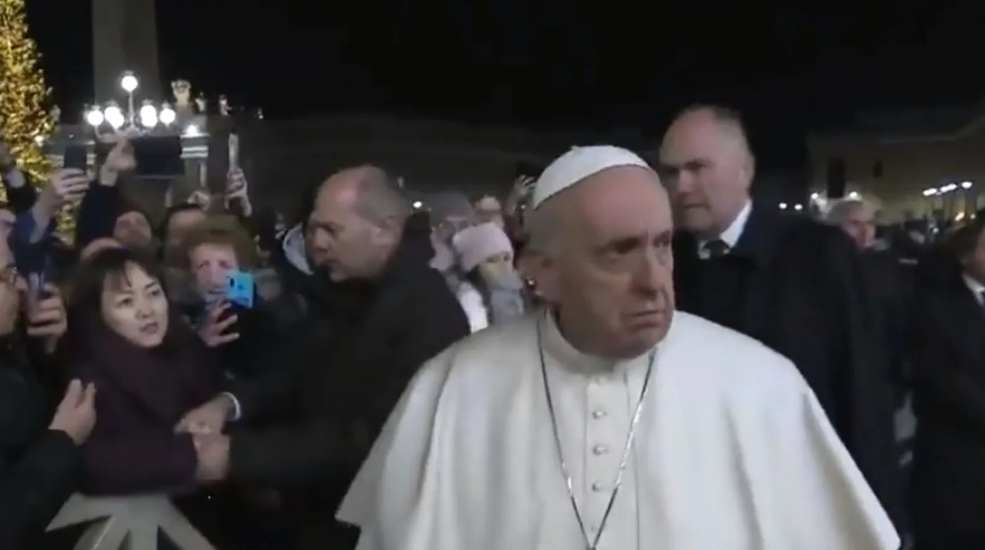 El papa Francisco golpeó a una mujer que lo sujetó de la mano por sorpresa