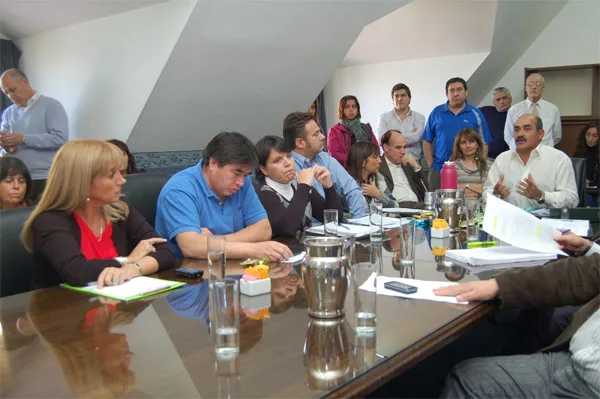 Los parlamentarios reunidos con referentes gremiales de la provincia.