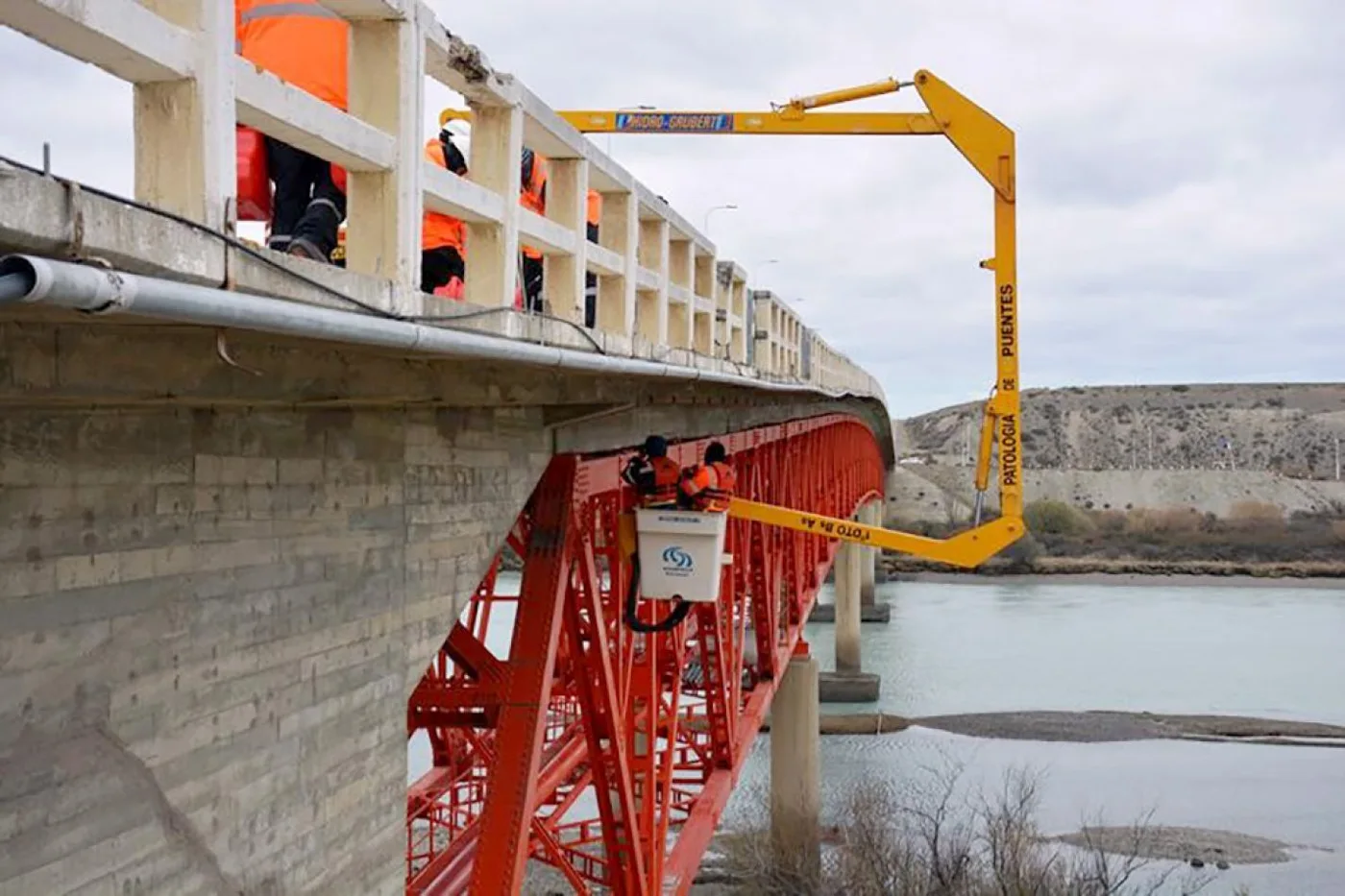 Avanza a buen ritmo la reparación del puente sobre el río Santa Cruz en cercanías Piedra Buena
