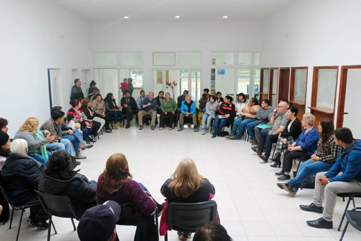 Primer encuentro entre autoridades municipales, artesanos y feriantes de Tolhuin.