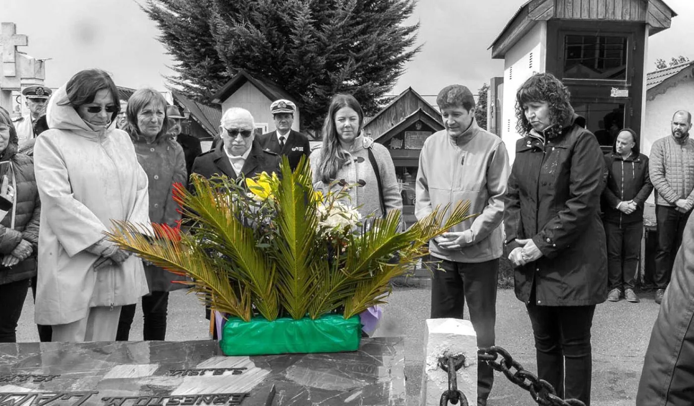 Ofrenda floral en la tumba donde descansan los restos del gobernador Campos.