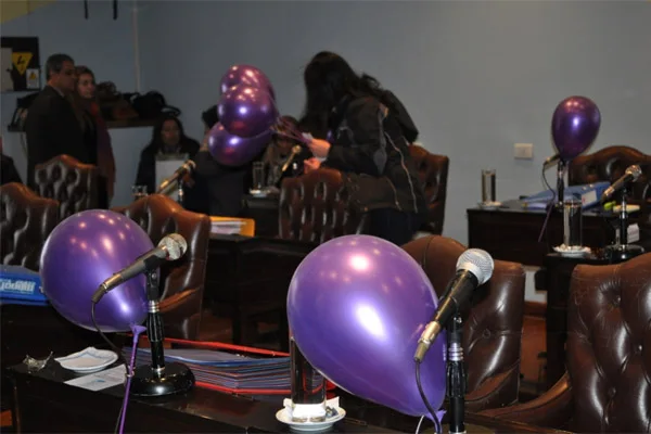Los globos violetas fueron anudados a cada una de las bancas.