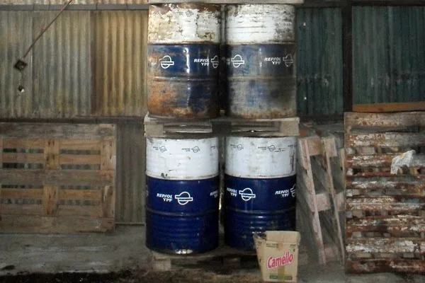 Los barriles con residuos se encontran acopiados en el barrio YPF.