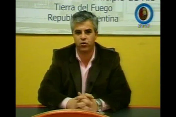 El periodista Fernando Grava conduce el micro noticiero del Concejo Deliberante.