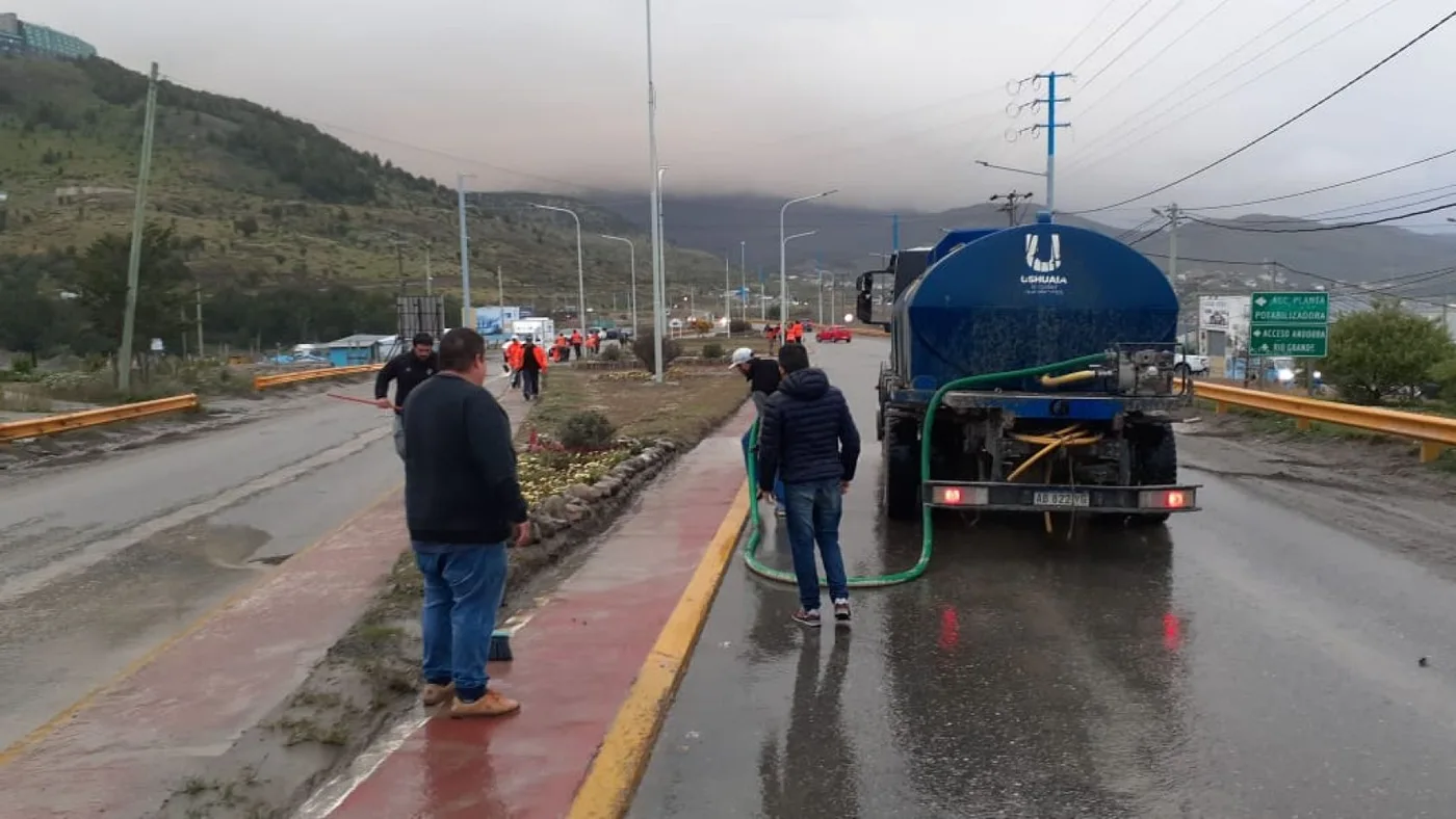 Continúa la limpieza nocturna en Ushuaia