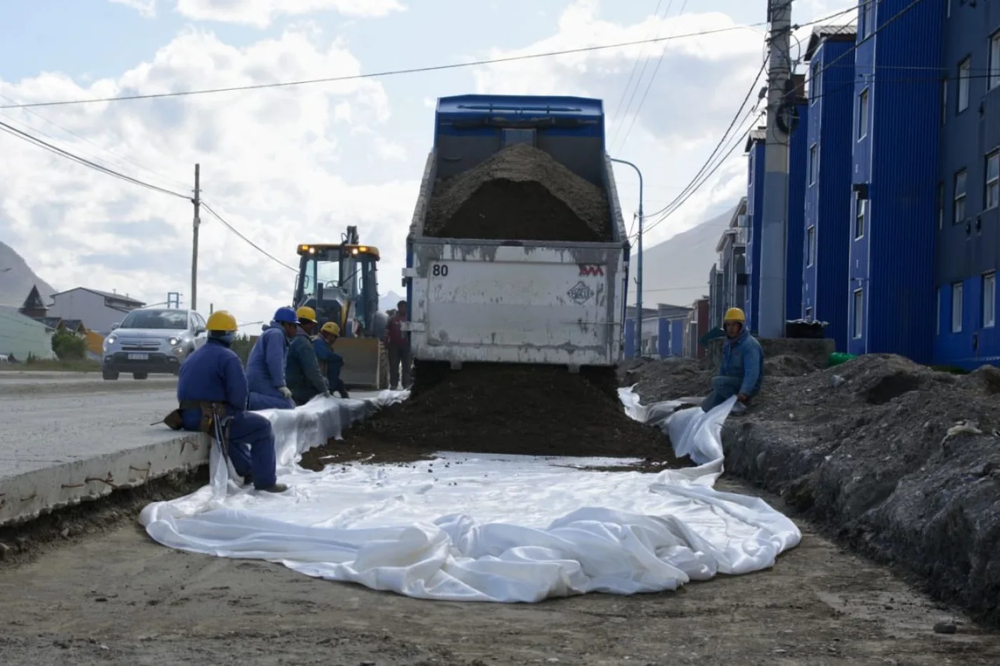 Colocan malla reforzada y base en la obra de Hipólito Yrigoyen para finalizar con el hormigonado