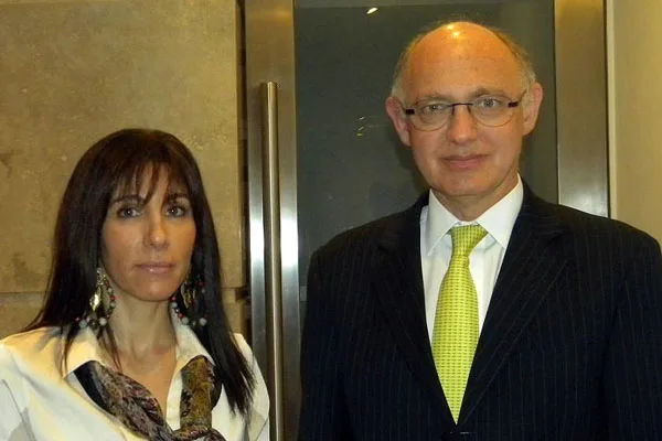 Mariel Calchaquí junto a Héctor Timerman.