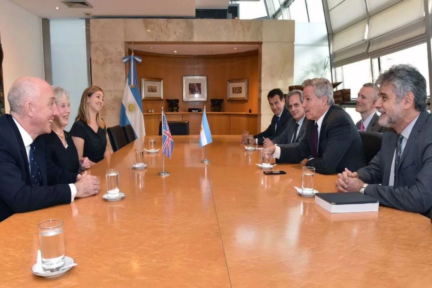 El canciller Felipe Solá, la baronesa Hooper de la Cámara de los Lores, Daniel Filmus y el embajador británico Mark Kent durante una reunión en diciem