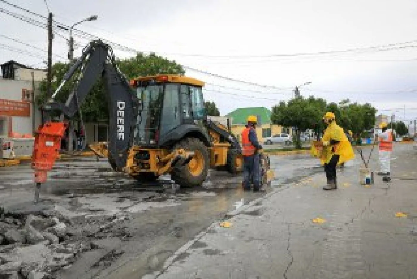 Con trabajadores municipales comenzaron los trabajos de bacheo en la calle Comodoro Luis Py