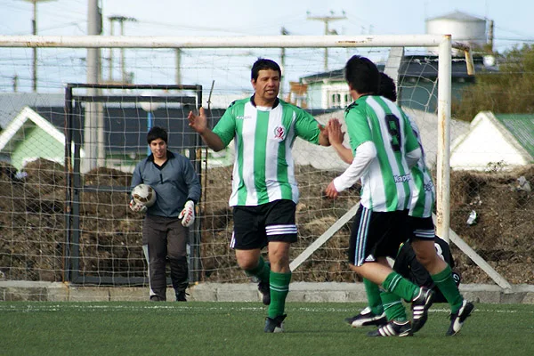García celebra el primer gol de Tolhuin junto a sus compañeros.