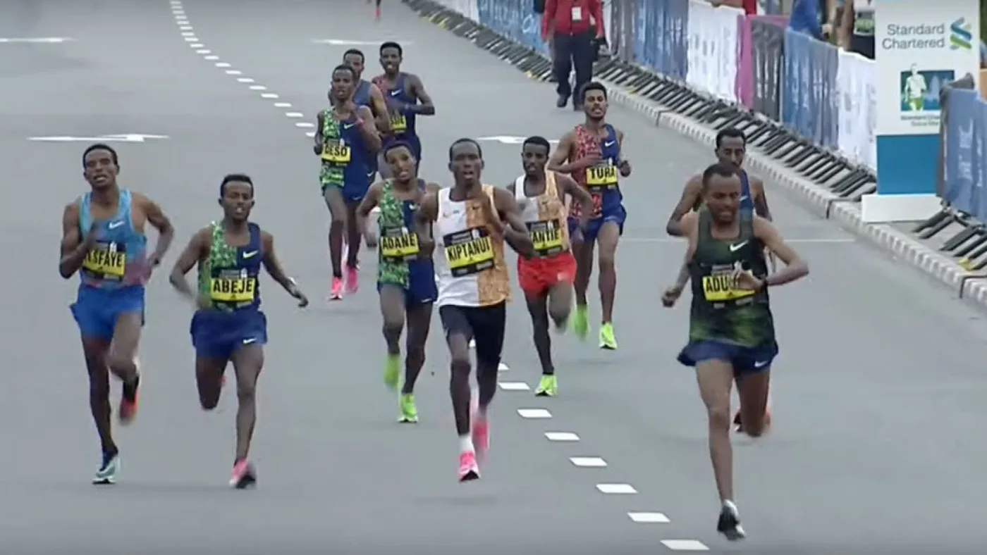 Insólito sprint entre 11 atletas que bajaron de 2:07