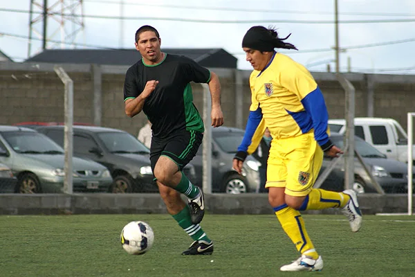 Gabriel Hernández macha hacia el primero de sus goles ante Generación Extrema.