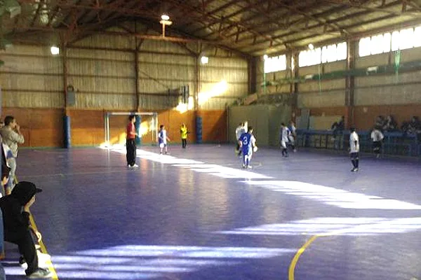 El piso ya instalado en el gimnasio del barrio La Cantera.