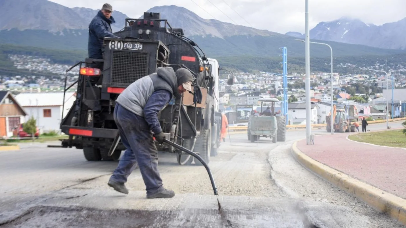 Avanzan los trabajos de reparación de la avenida Hipólito Irigoyen