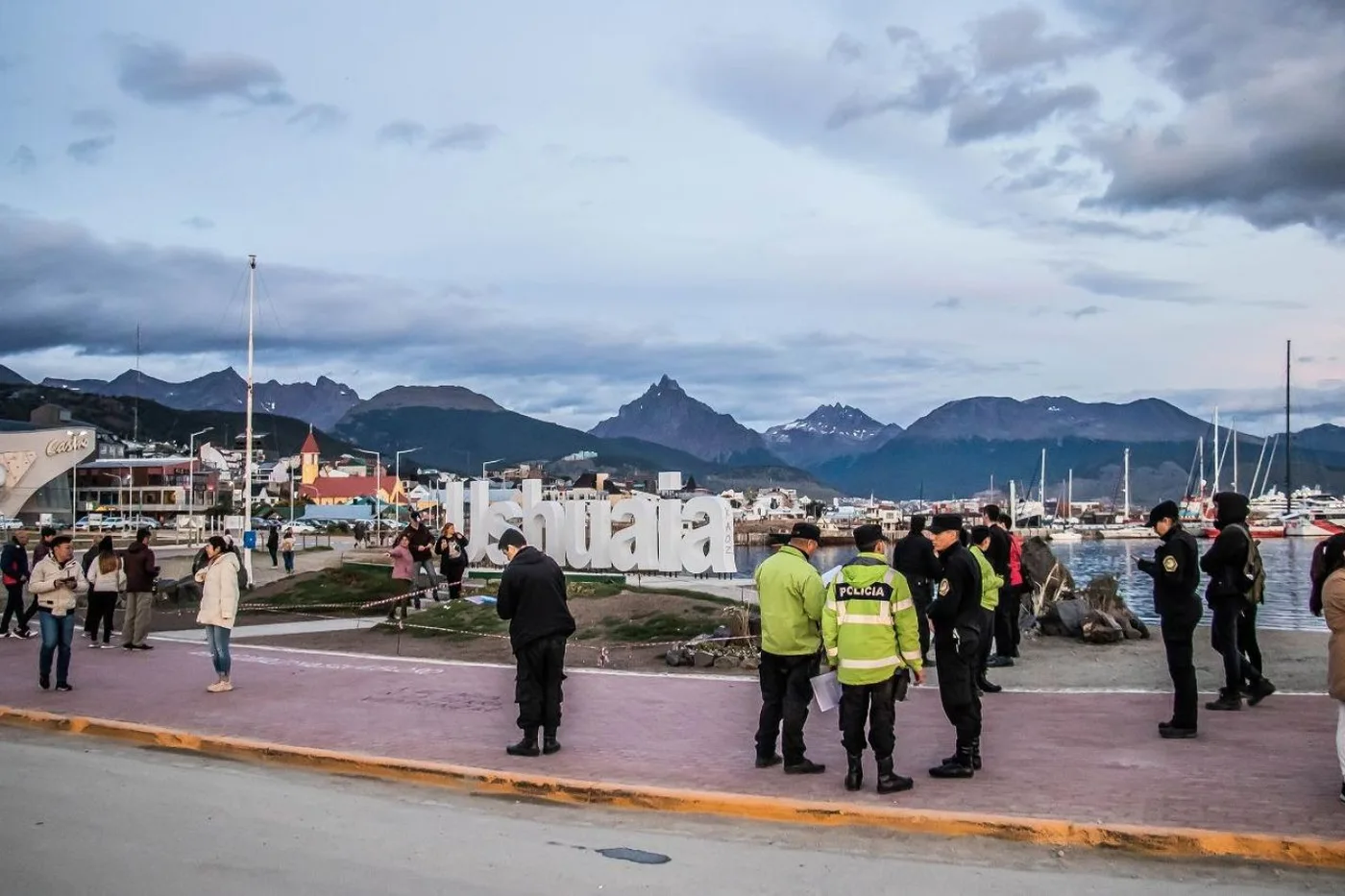 Multa y trabajos comunitarios para las personas imputadas por las pintadas en el cartel de Ushuaia