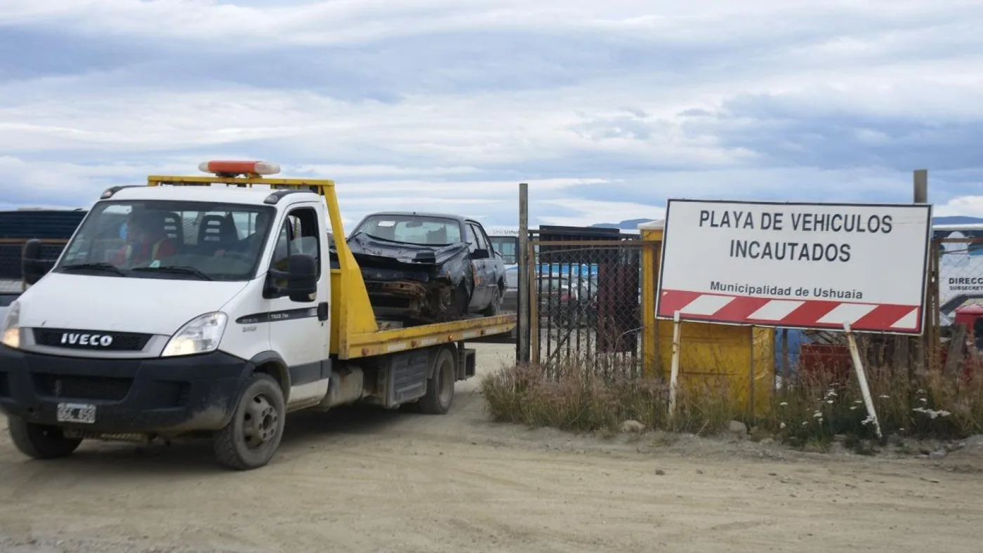 El municipio de Ushuaia traslada vehículos abandonados a la playa de Vito Dumas