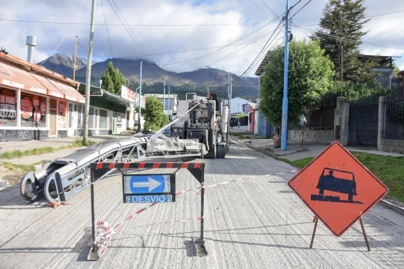 Comenzó la repavimentación en la calle Rubinos