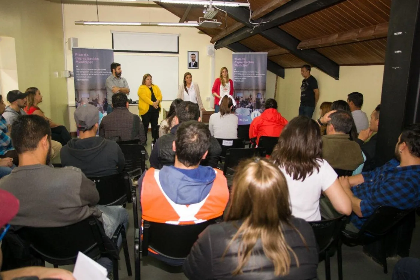 Personal de la Municipalidad de Ushuaia, realizó una reunión con empleados municipales interesados en cursar el secundario.