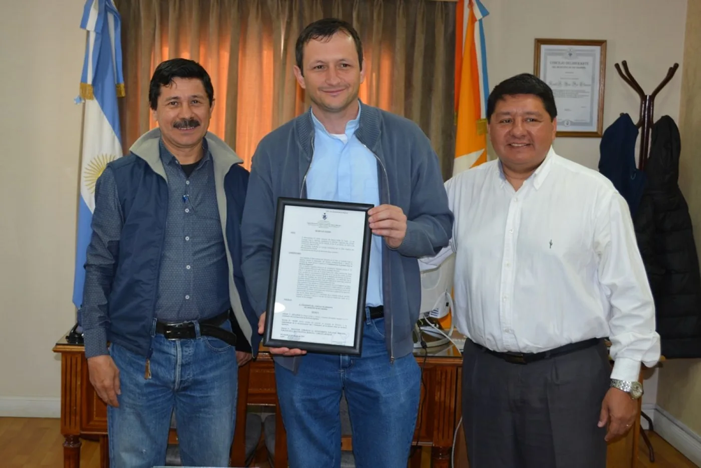 El concejal Hugo Martínez junto a su par Walter Abregú  realizaron la entrega en el despacho de la Presidencia de una placa al padre Iván Bressan.